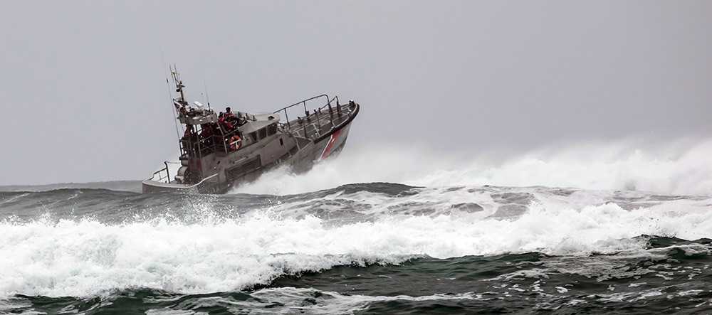 Fartyg från US Coast Guard i grov sjö