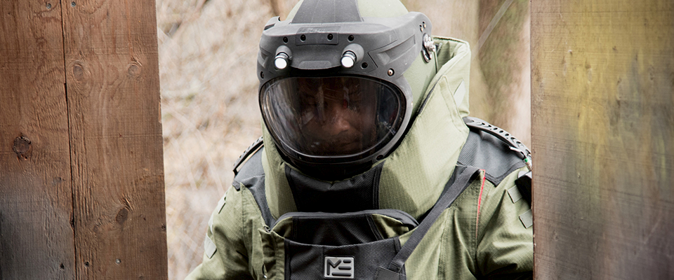 Bombtekniker i Med-Eng EOD 10E bombdräkt